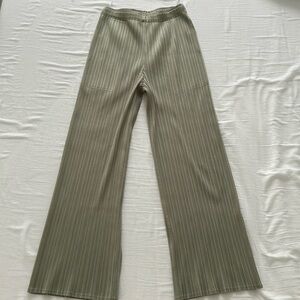 pleated pants